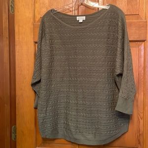 Lightweight sweater perfect for Spring or Fall. EUC